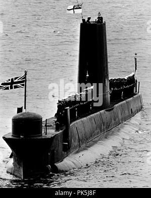 AJAXNETPHOTO. Juin 28th, 1977. SPITHEAD, Angleterre. - ON PARADE - DE L'ÉQUIPAGE DU SOUS-MARIN HMS SEALION LINE LES PONTS AU COURS DE L'EXAMEN PAR LA FLOTTE DU JUBILÉ DE SA MAJESTÉ LA REINE EST LANCÉ SUR BRITANNIA EN JUIN 1977. PHOTO:JONATHAN EASTLAND/AJAX. REF:HDD   77 07 SEALION Banque D'Images