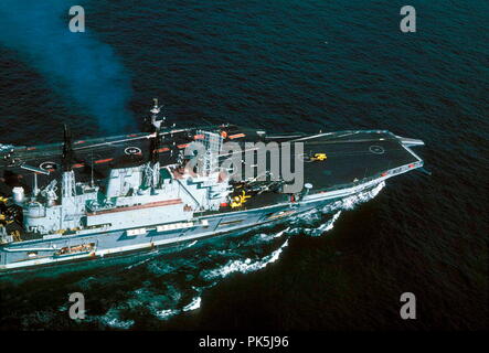 AJAXNETPHOTO. 1972. Manche. - Pour l'exercice de CANAL TÉLÉVISION TOP - ARK ROYAL DANS LE CADRE DE L'EXERCICE DANS LE CANAL EN 1972. PHOTO:JONATHAN EASTLAND/AJAX. REF:21012/04 - C35721316. Banque D'Images