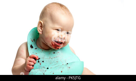 Cute baby girl eating blackberriers sur fond blanc Banque D'Images