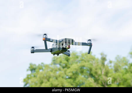 Le drone planant dans un ciel bleu. Banque D'Images