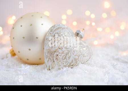 Décorations de Noël sur la neige et les lumières de Noël. Christmas background Banque D'Images