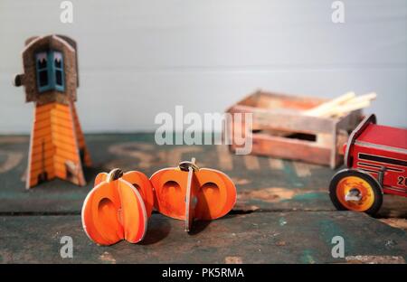 Concept d'automne créatif avec mini citrouilles orange dans un décor de ferme, et l'espace texte vintage Banque D'Images