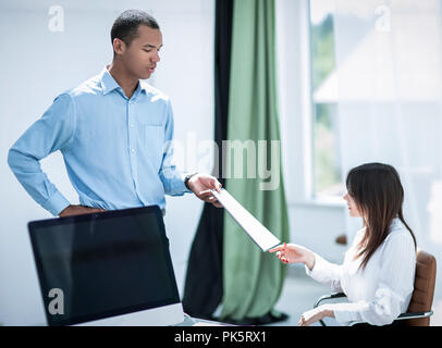 Un homme d'assistant d'un document de travail Banque D'Images