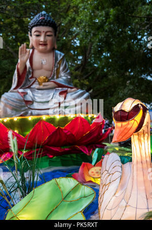 Bouddha, Lotus et swan lanternes chinoises dans le parc au cours de Festival à Auckland, Nouvelle-Zélande. Banque D'Images