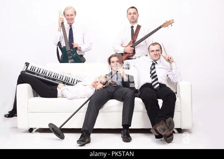 Groupe de musiciens avec instruments. isolé sur fond blanc Banque D'Images