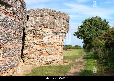 Reste du mur du sud et un bastion de Burgh Roman Fort aussi connu comme Gariannonum, Garannum, Caister-on-Sea, Norfolk, England, UK Banque D'Images