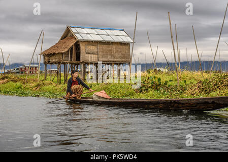 Femme de la région de la tribu Inthar par son village nautique Banque D'Images