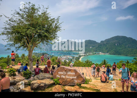 Les touristes profiter d'une vue panoramique sur l'île de Koh Phi Phi en Thaïlande Banque D'Images