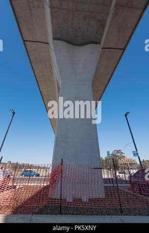 Juillet 2018, une section de la ligne ferroviaire de Skytrain surélevé qui fait partie de la nouvelle ligne de train du métro à Sydney Australie Banque D'Images