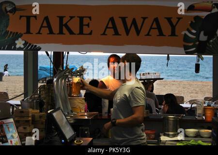 Sur scène à emporter bar de plage à Marbella beach, Poblenou, Barcelone, Espagne Banque D'Images