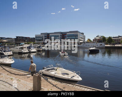 Vue de l'Bryggudden à Karlstad Suède Värmland, restaurants et de la marina où se réunit le Lac Vänern Klarälven Banque D'Images