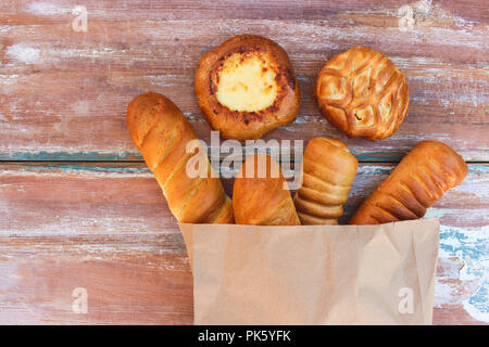 Produits de boulangerie en sac de papier sur la table. Vue d'en haut. Banque D'Images