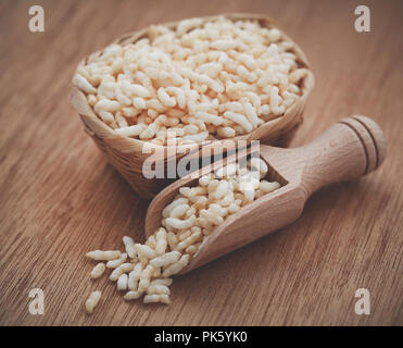 Riz soufflé frais dans un panier sur surface naturelle Banque D'Images