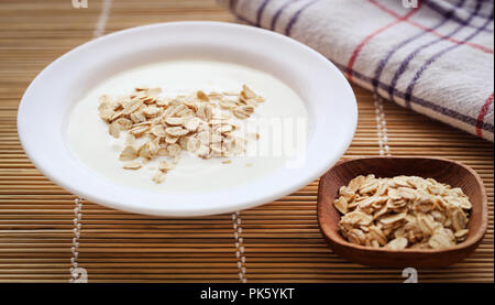 Gros plan du yaourt frais avec l'avoine, un petit-déjeuner sain Banque D'Images
