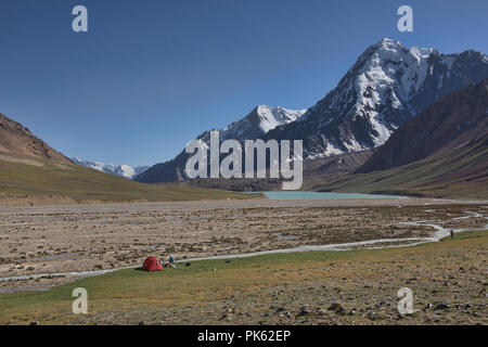 Beau camp dans la Vallée de Bartang, Khafrazdara Valley, au Tadjikistan. Banque D'Images