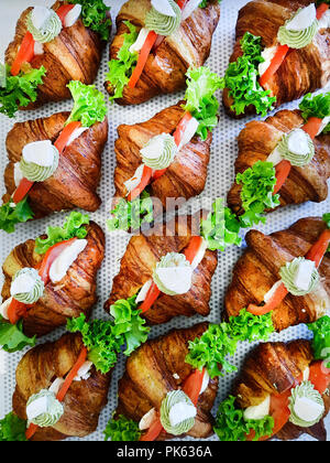 Sandwiches petit déjeuner avec croissants, mini tranches de saumon fumé et le persil sur fond à motifs. Les croissants avec du poisson rouge et d'herbes. Petit-déjeuner mea Banque D'Images