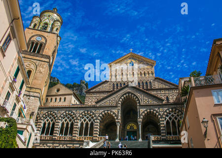 Clocher et façade centrale d'Amalfi cathédrale, consacrée à l'Apôtre Saint André, cathédrale catholique romaine de la Piazza del Duomo, la Campanie Banque D'Images