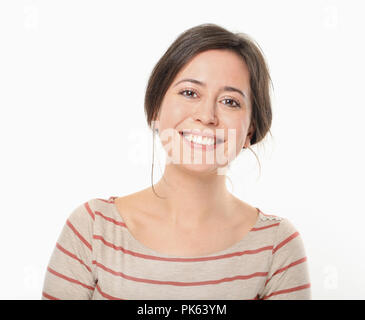 Belle femme en souriant et posant à l'appareil photo Banque D'Images