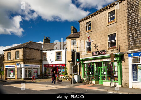 UK, Yorkshire, régler, Market Place, Skipton Building Society, boutiques et salon de thé Banque D'Images