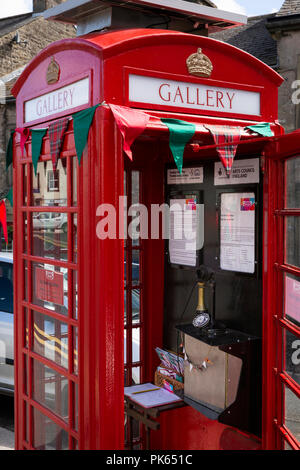 UK, Yorkshire, régler, Duke St, galerie avec audio sur de vieux téléphone chandelier, en vieux rouge K6 phone box Banque D'Images