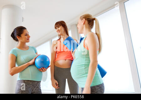 Les femmes enceintes avec des équipements sportifs dans la salle de sport Banque D'Images