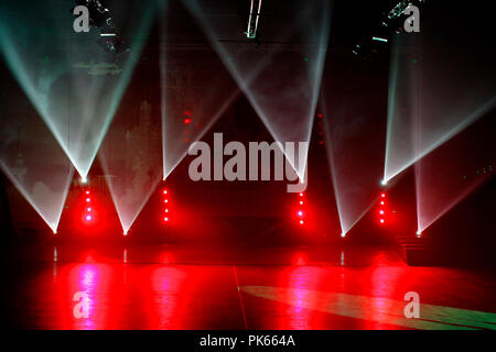 Pleins feux rouge et blanc sur une scène Banque D'Images