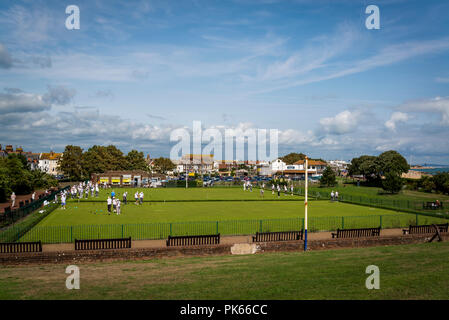 Personnes jouant Lawn Bowls, Eastbourne, East Sussex, England, UK Banque D'Images