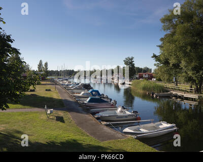 Une soirée d'été dans le port et marina guest en Suède Karlsborg, pour les voyageurs sur le canal Göta Banque D'Images