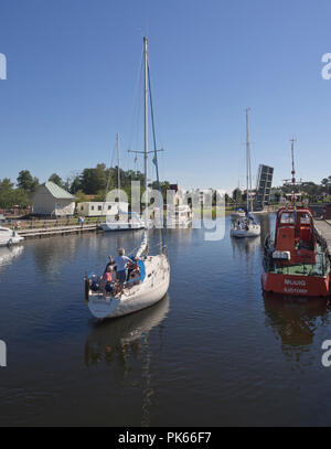 Le Göta kanal à Karlsborg, dispose d'un port pour bateaux privés invité et voiliers sur une croisière le long d'un cours d'eau idylliques en Suède Banque D'Images