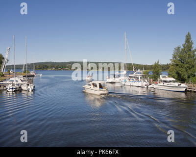 Le Göta kanal à Karlsborg, dispose d'un port pour bateaux privés invité et voiliers sur une croisière le long d'un cours d'eau idylliques en Suède Banque D'Images