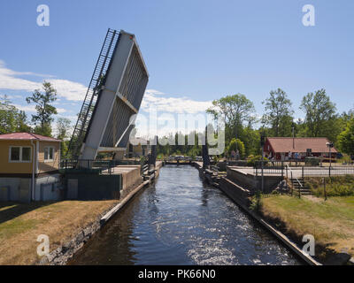 Pont basculant à Forsvik ouvert sur le canal Göta, vue d'une croisière en bateau le long d'un cours d'eau idylliques en Suède Banque D'Images