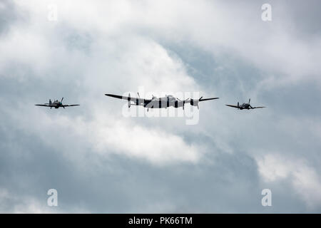 Un Avro Lancaster PA474 de la Battle of Britain Memorial Flight accompagné de Supermarine Spitfire et le Hawker Hurricane Banque D'Images