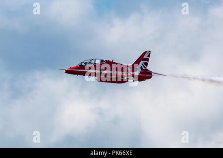 Un RAF Flèches rouges Hawk T1 jet formation avec RAF 100 repères Banque D'Images