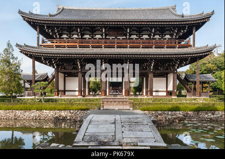 Temple zen de Tofuku-ji, Kyoto, Japon. L'énorme porte San-Mon a été reconstruit en 1425 après les incendies ont détruit les structures antérieures Banque D'Images