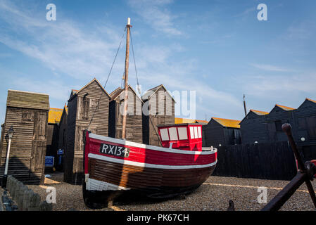 Vieux bateau et iconique Boutiques Net - tall cabanes en bois noir pour l'engin de pêche, le Stade domaine de la vieille ville de Hastings, East Sussex, England, UK Banque D'Images