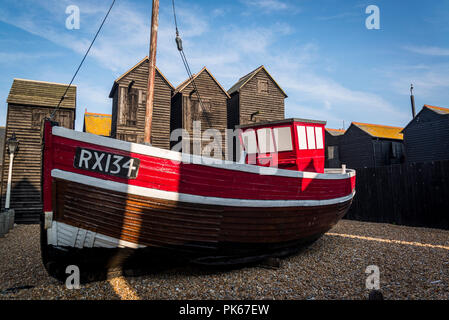 Vieux bateau et iconique Boutiques Net - tall cabanes en bois noir pour l'engin de pêche, le Stade domaine de la vieille ville de Hastings, East Sussex, England, UK Banque D'Images