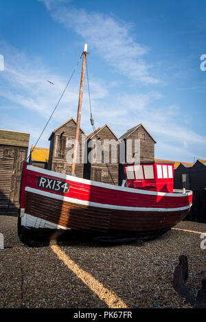 Vieux bateau et iconique Boutiques Net - tall cabanes en bois noir pour l'engin de pêche, le Stade domaine de la vieille ville de Hastings, East Sussex, England, UK Banque D'Images