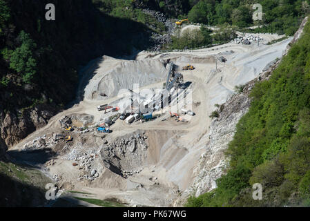 Vue de la carrière d'exploitation à ciel ouvert avec des machines au travail Banque D'Images