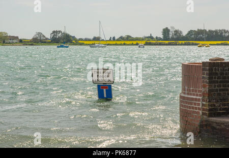 Panneau routier d'avertissement d'inondations à marée haute. Inscrivez-presque submergé. Bosham, Chichester Harbour, West Sussex, Angleterre Banque D'Images