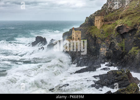 Rolling Surf après le mauvais temps, les maisons du moteur, Botallack, Cornwall, UK Banque D'Images