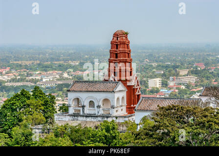 Red Chedi de Wat Phra Temple Khew, Khao Wang Hilltop Palace, Phetchaburi, Thailand Banque D'Images