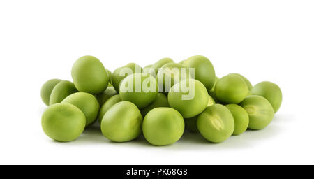 Pois verts frais isolé sur fond blanc. Banque D'Images