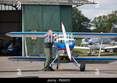 Photo de paysage de l'homme de race blanche d'âge moyen petit avion biplan ravitaillement vintage Bobbington, aérodrome, Staffordshire, Royaume-Uni. Banque D'Images