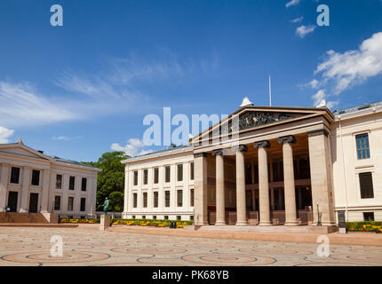 Universitetsplassen (Place de l'Université) avec bâtiment néoclassique de l'Université d'Oslo (Faculté de droit (Domus), connu comme un lieu pour le prix Nobel Banque D'Images