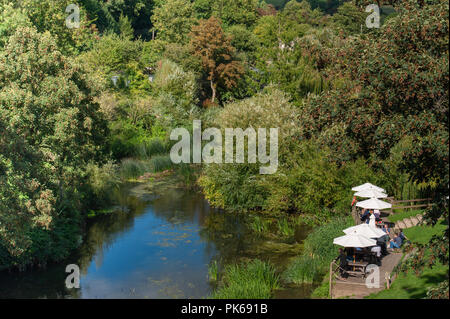 Une vue sur la vallée d'Avon de Avoncliff Viaduc près de Bradford on Avon, Wiltshire, Royaume-Uni montrant le jardin appartenant à Crossguns pub pub. Banque D'Images