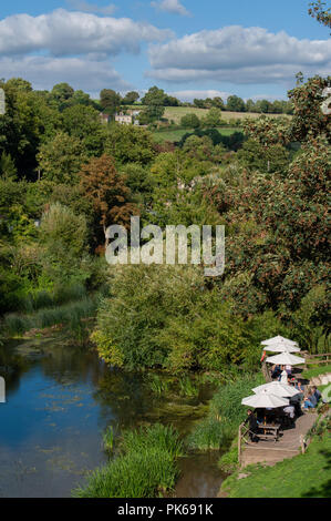 Une vue sur la vallée d'Avon de Avoncliff Viaduc près de Bradford on Avon, Wiltshire, Royaume-Uni montrant le jardin appartenant à Crossguns pub pub. Banque D'Images