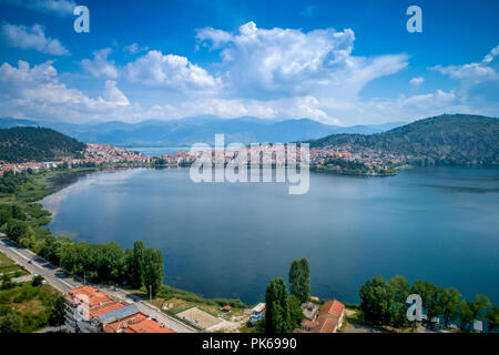 Vue aérienne de la ville de Kastoria et le lac Orestiada dans le nord du grec. Banque D'Images