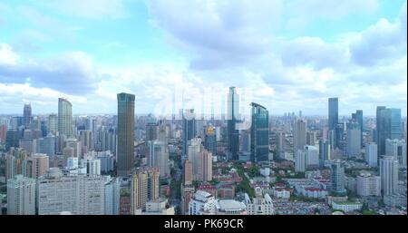 Image aérienne montrant cityscape de mégapole moderne avec l'environnement de construction à forte densité de population. 08,19.2018. Shanghai, Chine. Banque D'Images