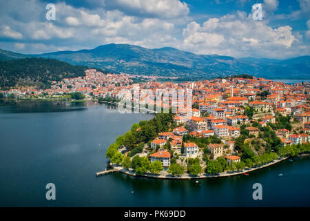 Vue aérienne de la ville de Kastoria et le lac Orestiada dans le nord du grec. Banque D'Images