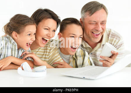 Portrait de famille jouer à des jeux sur ordinateur à la maison Banque D'Images